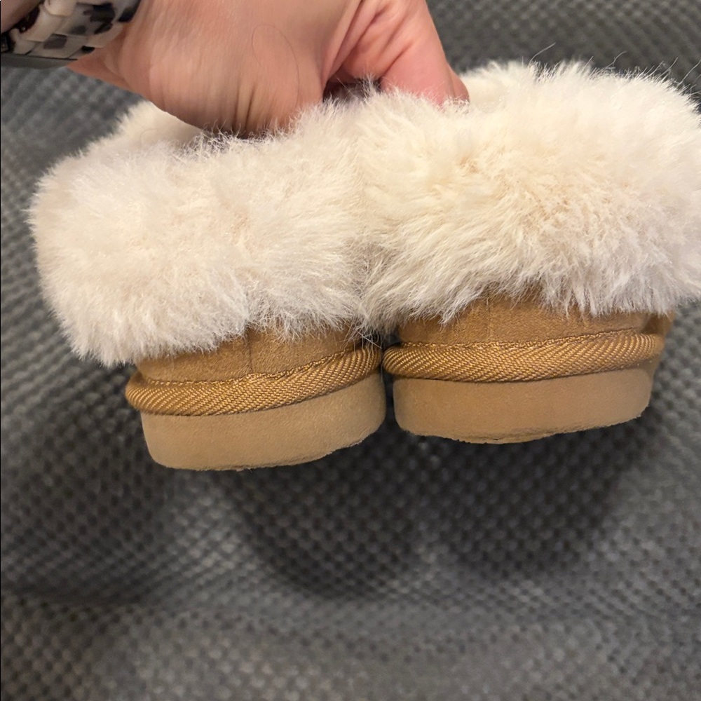Girls Cat & Jack Fur-Lined Slippers - Picture 4 of 16